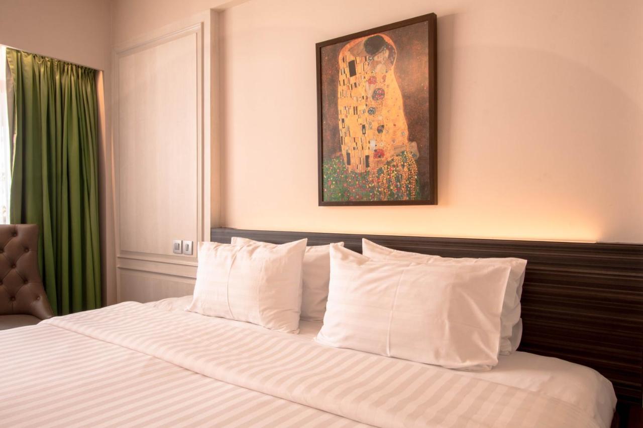 The Residence Rajtaevee Hotel Bangkok Exterior photo