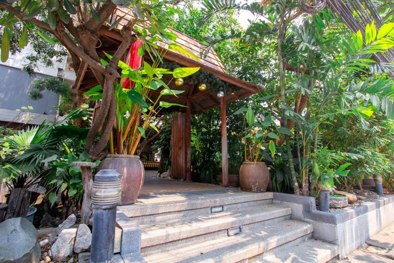 The Residence Rajtaevee Hotel Bangkok Exterior photo